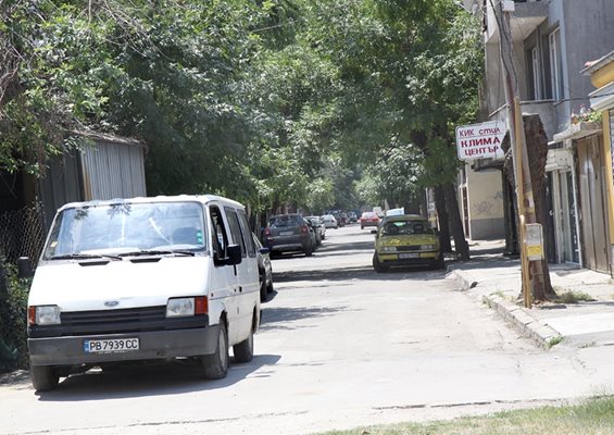 Тук по средата на ул. “Петрова нива” Георги Енев оставил инкасо колата с включен двигател и избягал с друга кола.