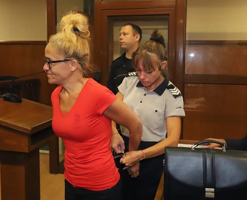 Свалят белезниците на Иванчева на влизане в съда.
