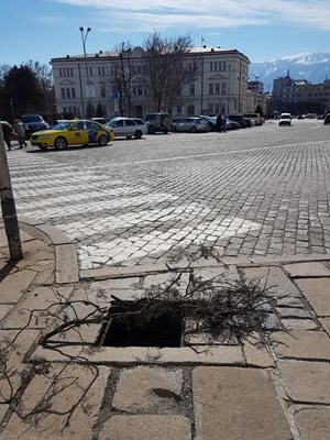 Откраднаха капаците на шахтите пред храм-паметник "Св. Александър Невски"