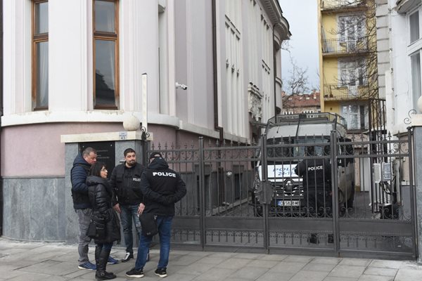 Засилено е полицейското присъствие в района на ул. „Московска“ в пред сградата на сградата на „Нове Холдинг“ СНИМКИ: Велислав Николов