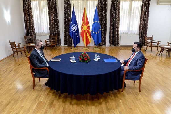 За първи път лидерите на двете най-големи македонски
партии Зоран Заев (вдясно) и Християн  Мицкоски седнаха на една маса и се договориха за преброяването.
СНИМКА: ФЕЙСБУК НА ЗОРАН ЗАЕВ