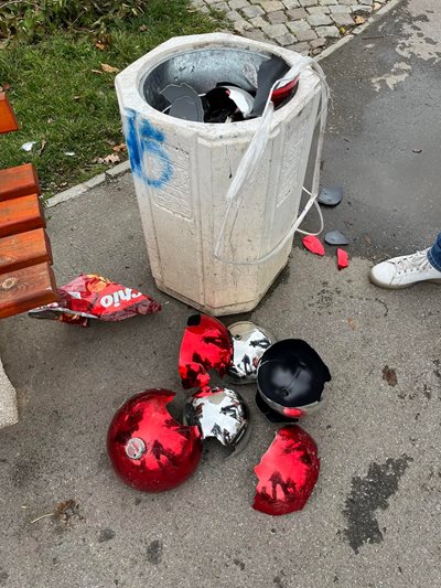 Част от топките, които са свалени от елхата и с тях вандалите играли футбол. Снимки: Димитър Колев.