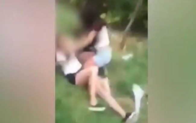 8 момичета от Варна бият една съученичка