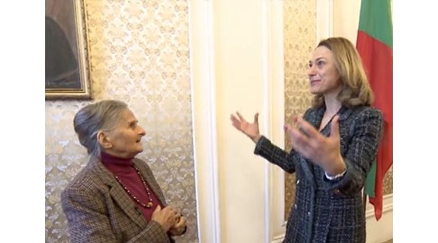 Ива Митева и Данка Иванова в сградата на НС