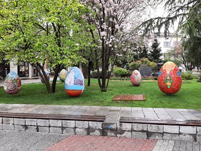 Всяка година великденските яйца се появяват до община Пловдив, а хората се снимат до тях.