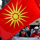 Протест на опозиционната македонска партия ВМРО-ДПМНЕ по време на гласуването на правителството през 2020 г. СНИМКА: РОЙТЕРС