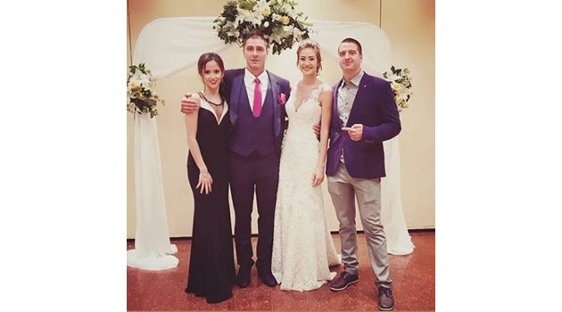 Младото семейство заедно с Невяна Владинова и годеникa й Веселин Снимка: Инстаграм (nqnichka)