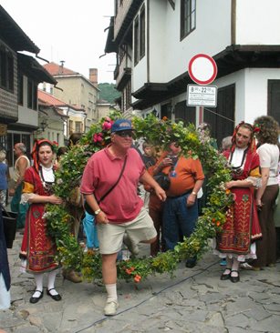 Американски турист преминава през Еньовски венец в Арбанаси. 