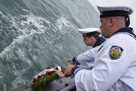 Моряците от ВМС изпълниха последното желание на адмирал Иван Добрев (Снимки)