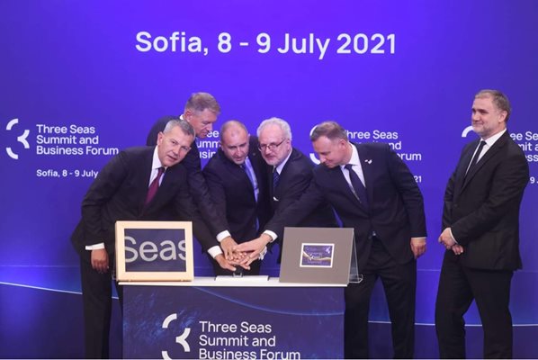 Президентът Румен Радев посрещна 9 свои колеги в София при домакинството на срещата на върха по “Три морета”.
