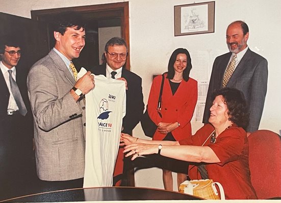През юни 1998 г. Мария Луиза и съпругът й Бронислав Хробок посетиха редакцията на “24 часа”, за да се запознаят с екипа на вестника.
Княгинята получи тениска с надпис “24 часа” - голмайсторът.
