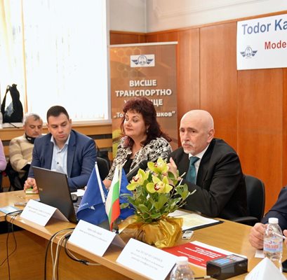 Министърът на транспорта Николай Събев представи по време на кръглата маса визията за реформа в железницата.