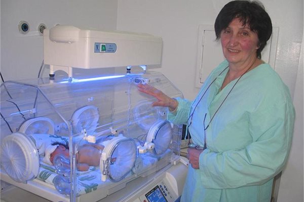 Д-р Светлана Малинова наглежда бебе в новия кувьоз. 
СНИМКА: АВТОРЪТ
