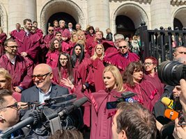 Прокурорите на протест след взрива срещу Гешев в София, те излязоха пред съдебните палати в цялата страна
Снимка: Румяна Тонева