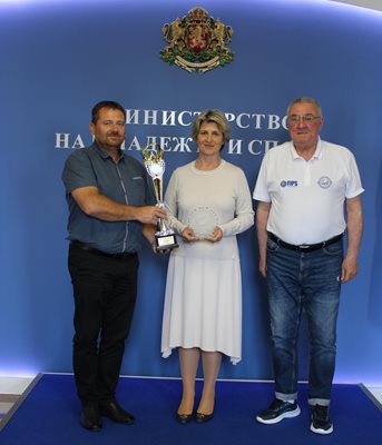 Председателят на федерацията Георги Михайлов / в ляво/ и главният секретар Валентин Симов се срещнаха със спортния министър Весела Лечева.