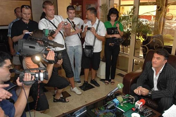 Президентът на БФС Борислав Михайлов обяснява пред медиите, че ще говори с новото правителство да отпусне пари за стягане на стадионите. 
СНИМКИ: ПИЕР ПЕТРОВ