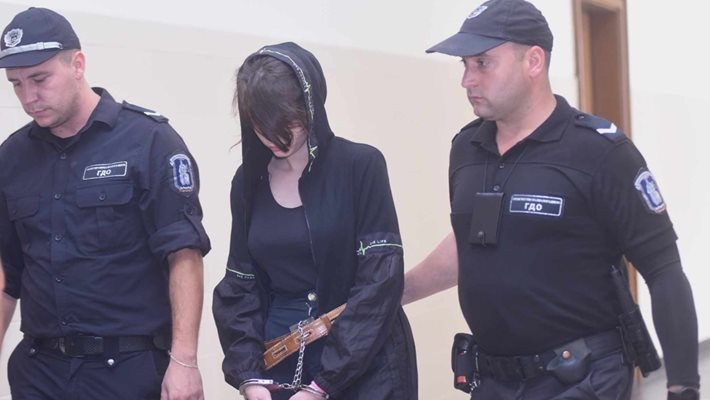 Пускат под домашен арест Ивет Стайкова, която наръга баба си Виолета Донева 54 пъти