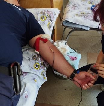 Пловдивски полицаи даряват кръв за 19-годишния доброволец, пострадал при пожар