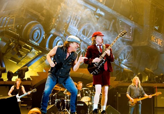 AC/DC спря турнето си, вокалът им оглушава