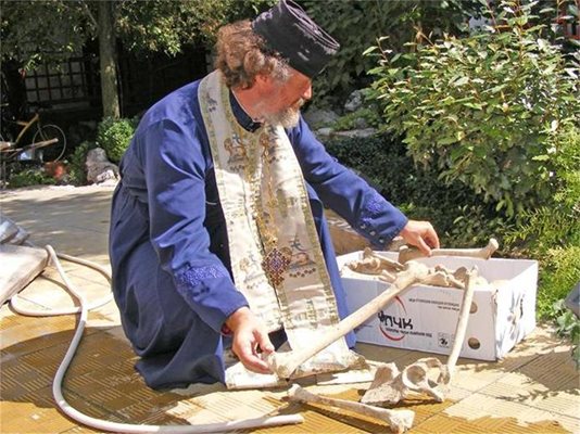 Отец Гарена мие събираните в продължение на десетилетие човешки кости.
СНИМКИ: АВТОРЪТ