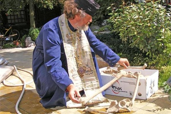 Отец Гарена мие събираните в продължение на десетилетие човешки кости.
СНИМКИ: АВТОРЪТ