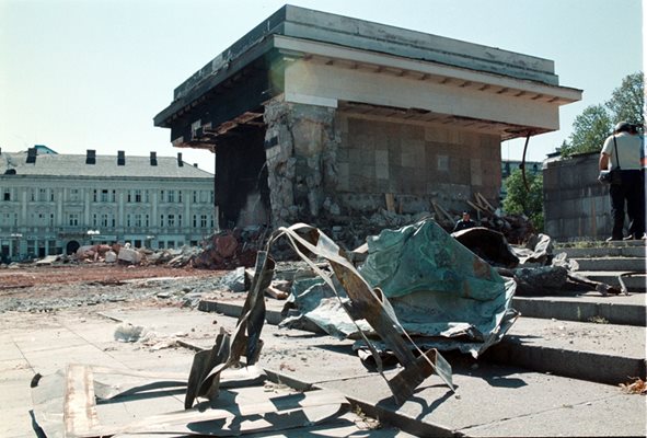 22 август 1999 г. - нов взрив разрушава външната стена на мавзолея.