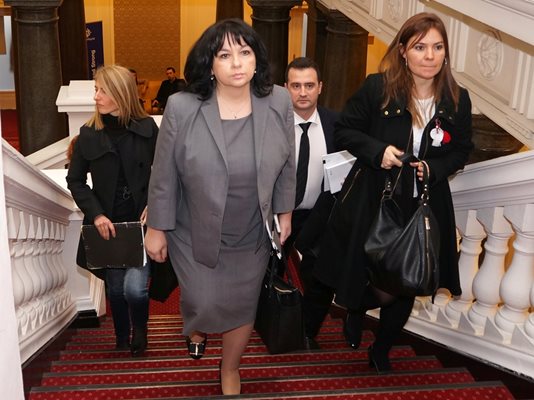 Министърът на енергетиката Теменужка Петкова заяви, че няма да се допусне хаос с изравнителните сметки, въпреки че тричленен състав на ВАС отмени формулата за сградната инсталация.