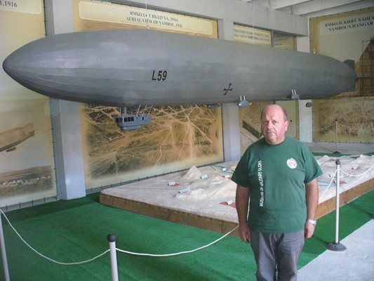 Макетът на цепелина е изработен по идея на директора на Музея на бойната слава в Ямбол о.р. подполковник Милчо Начев.  СНИМКА: АВТОРЪТ