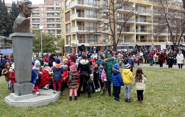 Деца пеят и рецитират стихове пред паметника на Левски в Несебър.
