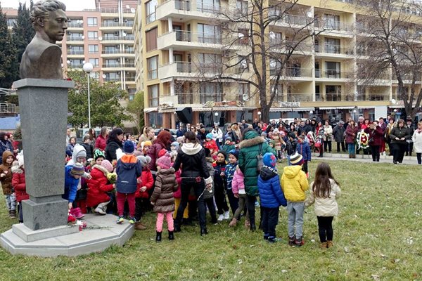 Деца пеят и рецитират стихове пред паметника на Левски в Несебър.