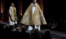 Модно ревю на религиозни облекла в катедралата Турне, Белгия