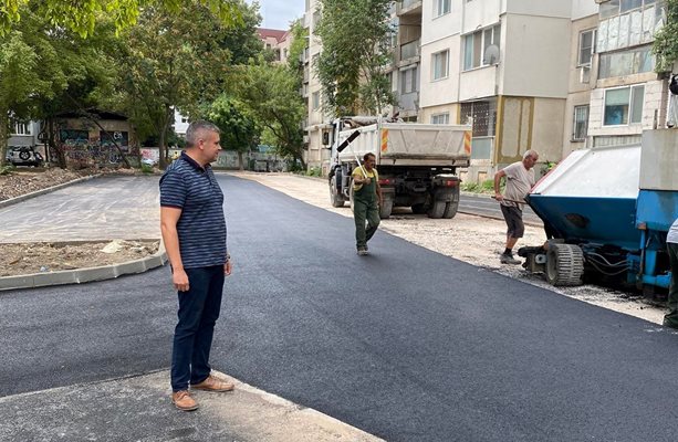 Стоян Алексиев наблюдава строителните дейности. Снимка: Община Пловдив