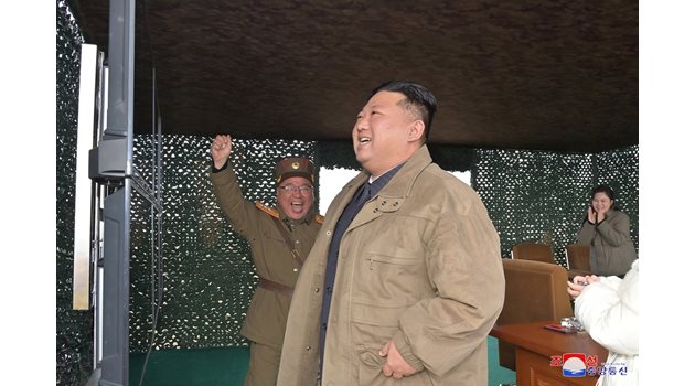 Севернокорейският лидер Ким Чен Ун на изстрелването на междуконтинентална балистична ракета СНИМКА: Ройтерс