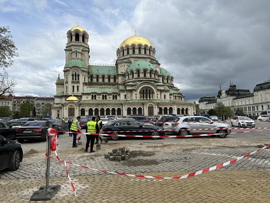 Работници чистят павета около  катедралния храм “Св. Ал. Невски”, а около нея движението също е затруднено.