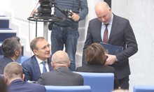 Росен Желязков затвори парламента за предизборна агитация, БСП видя цензура и също му иска оставката (Обзор)