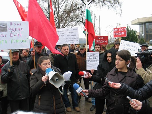 Протест срещу закриването на митницата и замразяването на проекта за модернизация на пътя Видин - Ботевград се проведе във Видин.
Снимка: Ваня Ставрева