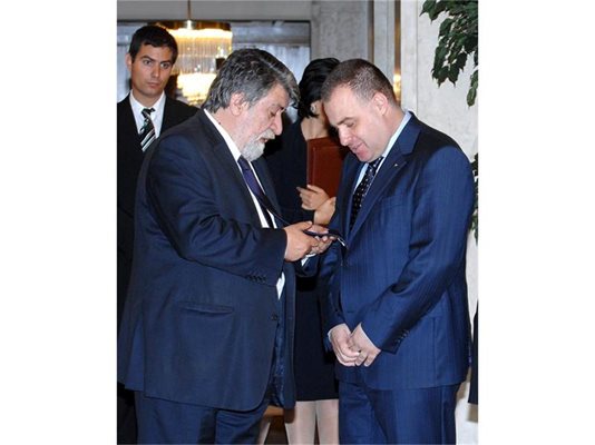 Министърът на културата Вежди Рашидов (вляво) разговаря с колегата си Мирослав Найденов по управленски проблеми. 
СНИМКА: ДЕСИСЛАВА КУЛЕЛИЕВА
