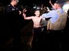 Полицаи махат пояс с експлозиви от дете в Ирак (видео)