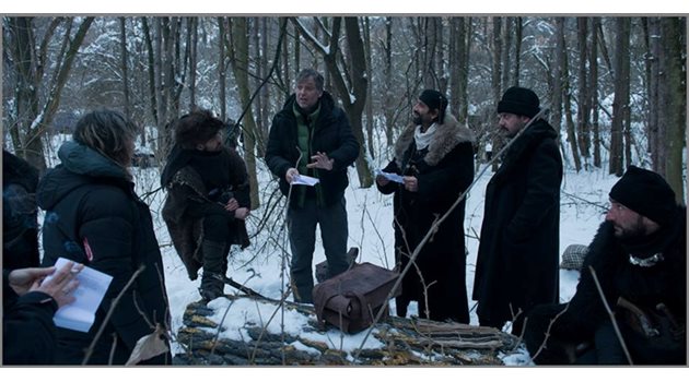 В ДЕЙСТВИЕ: Режисьорът Виктор Божинов наставлява актьорската чета през всичките четири сезона, които обхваща снимачният процес.