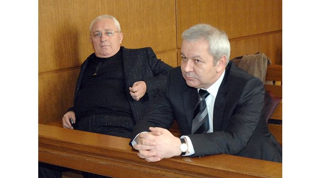 Гюнай Сефер (вляво) и Митхат Табаков в съда