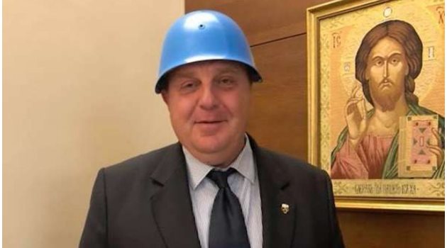 Вицепремиерът и военен министър Красимир Каракачанов отиде на коалиционния съвет със синя каска