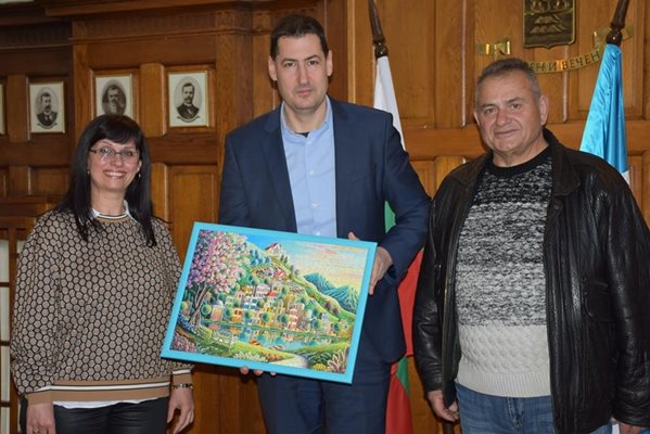 Кметът Иван Тотев с подарения от децата пъзел