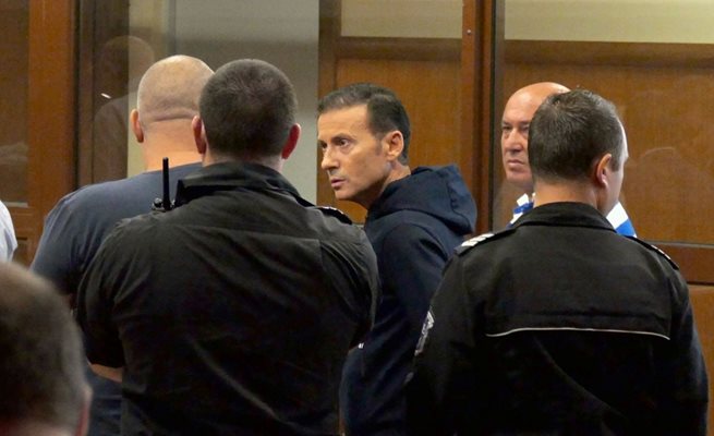 Миню Стайков пристига в съда, след като бе арестуван.
