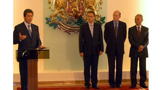 15.08.2005 г. Президентът Първанов връчва третия мандат на ДПС в присъствието на Сергей Станишев, Симеон Сакскобургготски и Ахмед Доган.