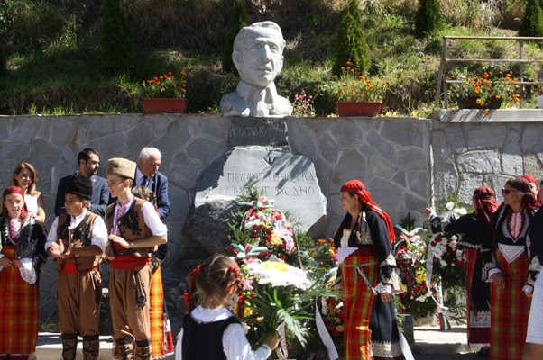 Създателят на оркестъра "100 каба гайди" Апостол Кисьов има паметник в родното си село Стойките.