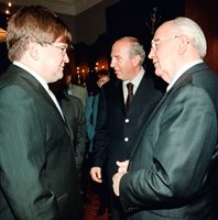 Главният редактор на "24 часа" Борислав Зюмбюлев в компанията на Александър Томов и Михаил Горбачов в София