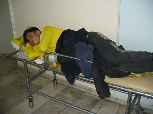 Мигрант на носилка след прегледа в Спешното приемно отделение на университетската болница в Стара Загора.
Снимка: Ваньо Стоилов