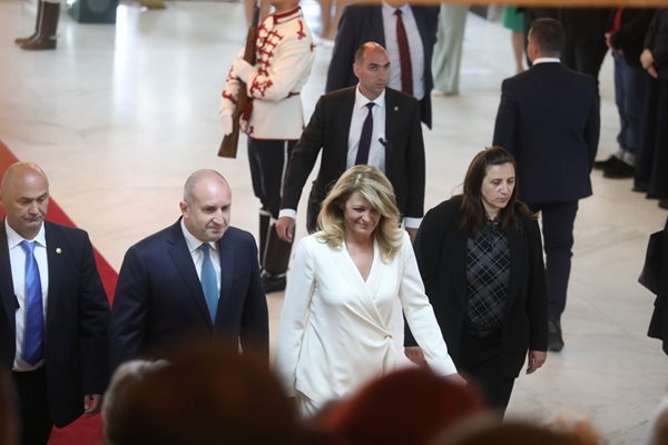 Президентът Радев и съпругата му Десислава Радева дойдоха, хванати за ръка.