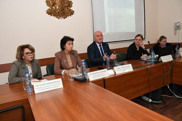 Министър Галин Цоков, заместничката му Емилия Лазарова, Неда Кристанова, Наталия Василева, национален координатор на PISA, и шефката на кабинета Наталия Михалевска коментират резултатите на българските ученици.
