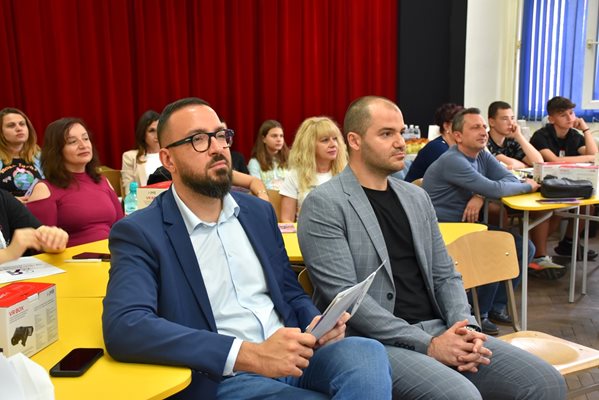 Заместник-кметът на Пловдив Владимир Темелков (вляво) и директорът на СУ „Пейо Яворов" Пламен Стоилов по време на урока.